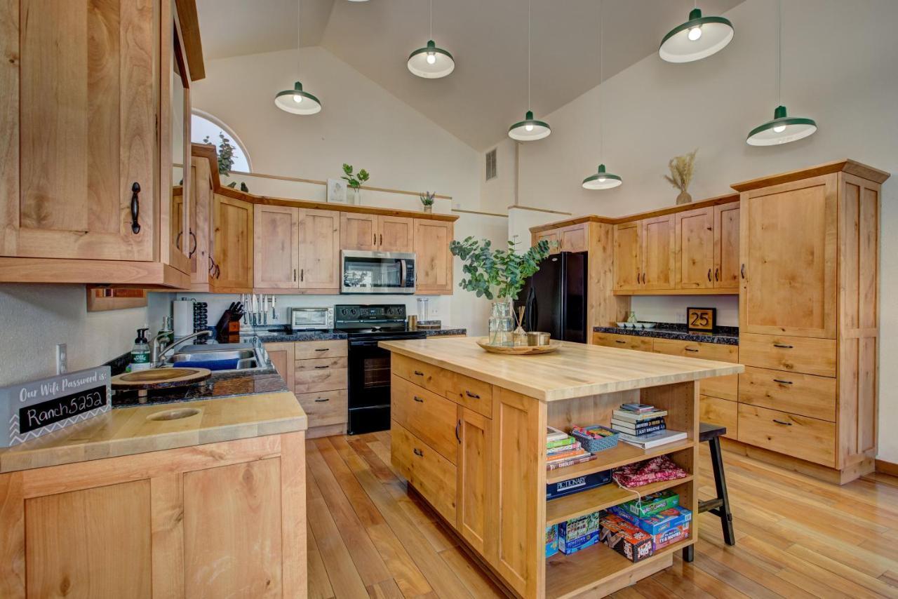 Twin Pines Cabin In Wilderness Ranch On Hwy 21, Amazing Views, 20 Ft Ceilings, Fully Fenced Yard, Pet Friendly, , Go Paddle Boarding At Lucky Peak, Or Snowshoeing In Idaho City And Take In The Hot Springs, Sleeps 10! Boise Buitenkant foto