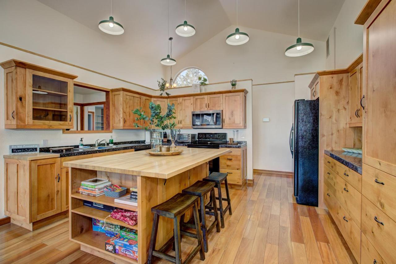 Twin Pines Cabin In Wilderness Ranch On Hwy 21, Amazing Views, 20 Ft Ceilings, Fully Fenced Yard, Pet Friendly, , Go Paddle Boarding At Lucky Peak, Or Snowshoeing In Idaho City And Take In The Hot Springs, Sleeps 10! Boise Buitenkant foto